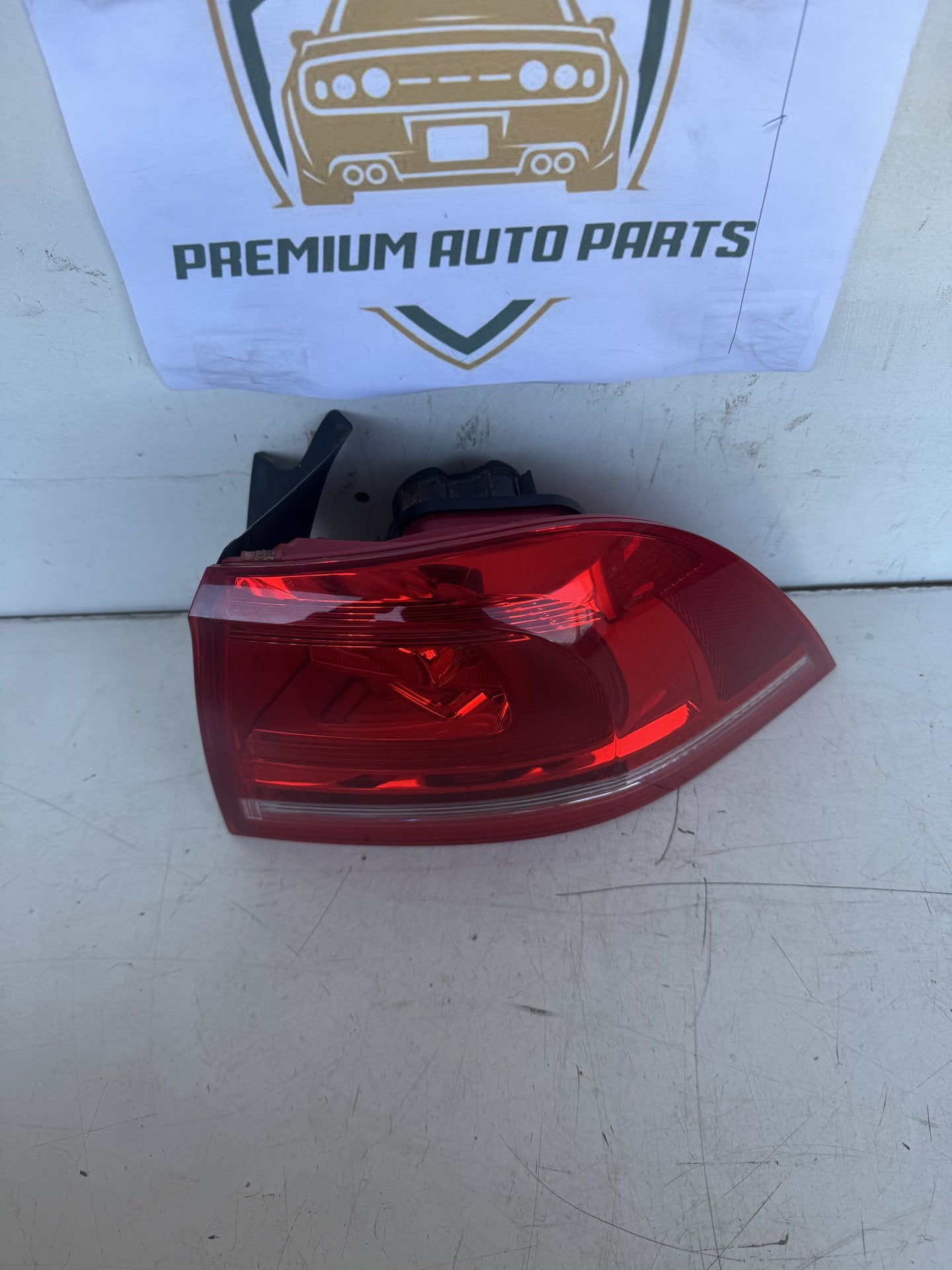 2016 Volkswagen Touareg Station Wagon Right Taillight