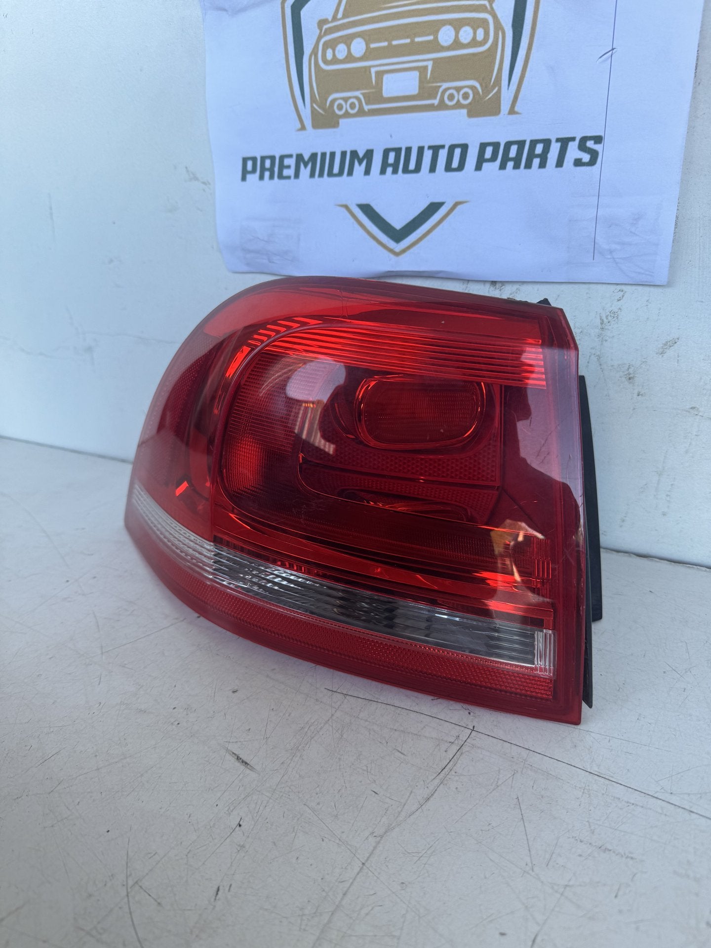2016 Volkswagen Touareg Station Wagon Left Taillight