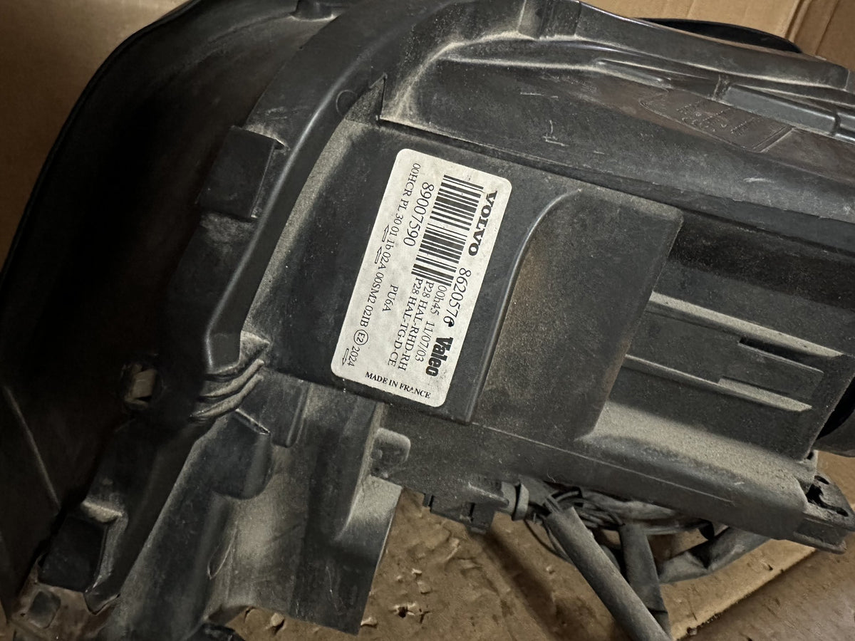2004 Volvo XC90 - Right Headlight