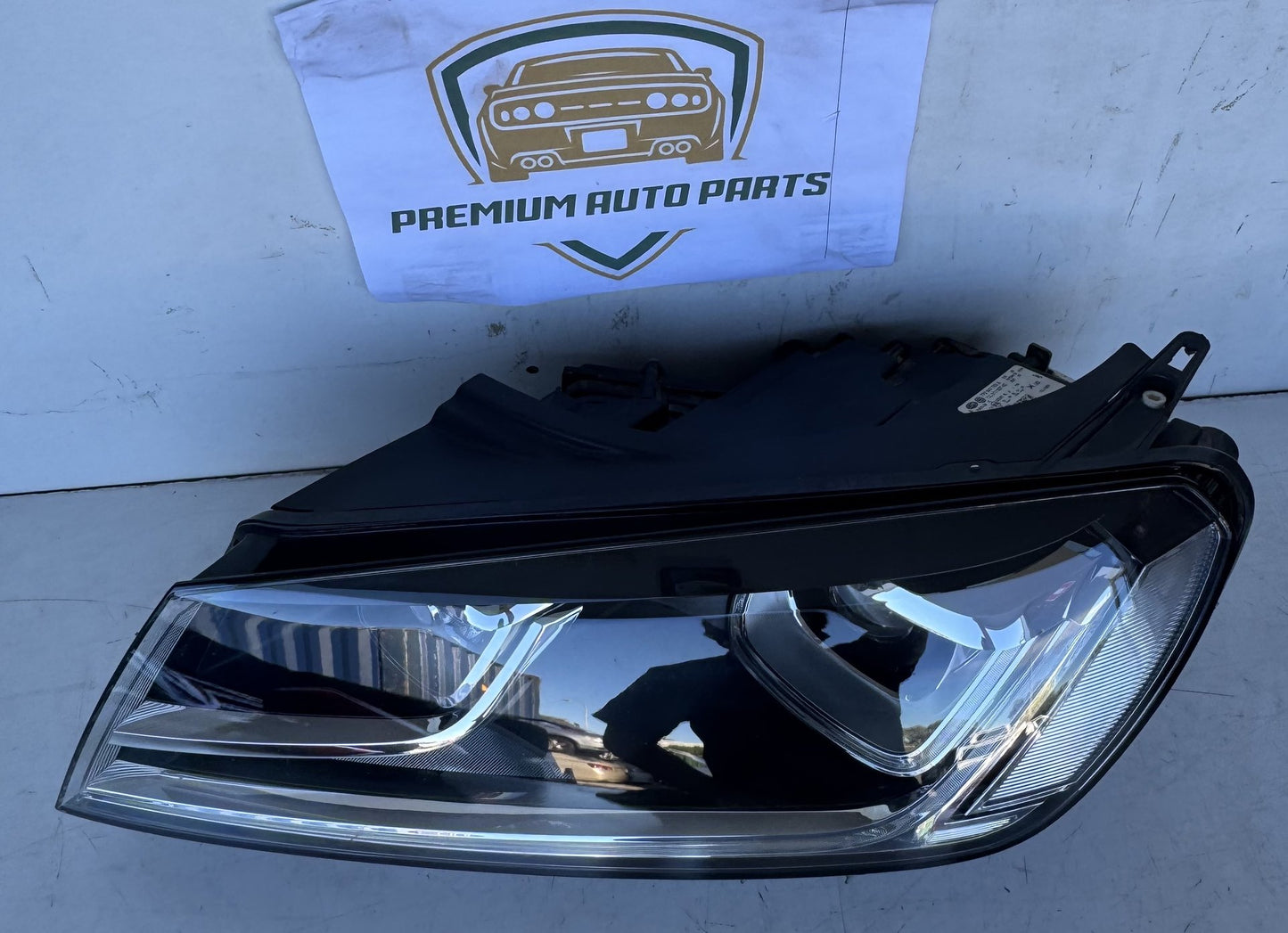 2016 Volkswagen Touareg Station Wagon Left Headlight