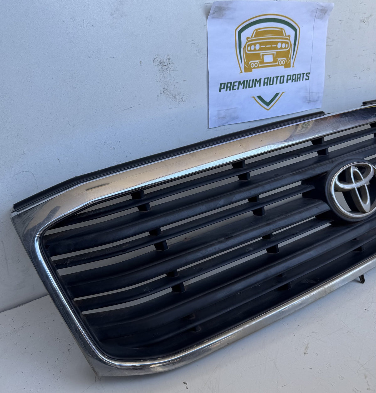 1999-1999 Toyota Land Cruiser - Grille
