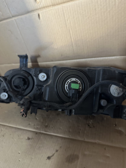 Honda Odyssey - Right Headlight