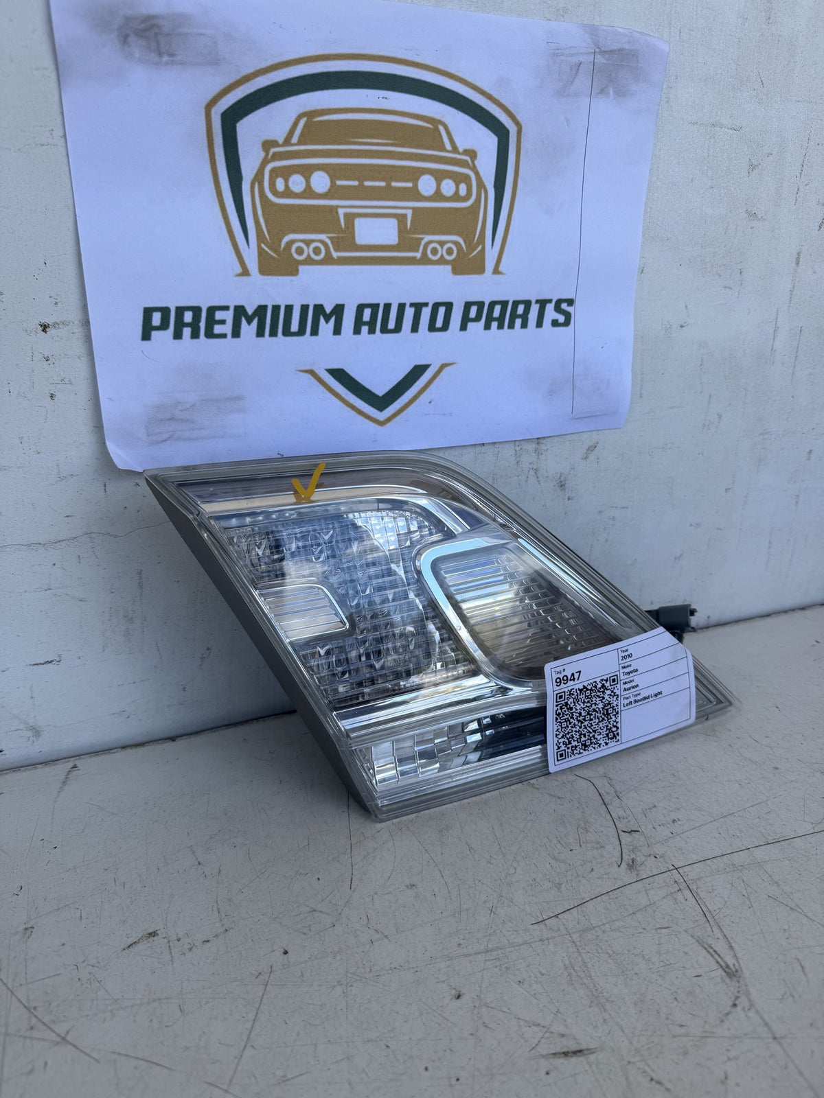 2010 Toyota Aurion GSV40R Sedan Left Bootlid Light