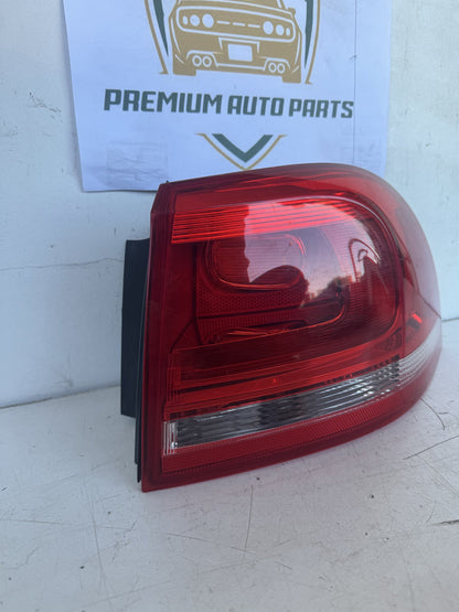 2016 Volkswagen Touareg Station Wagon Right Taillight