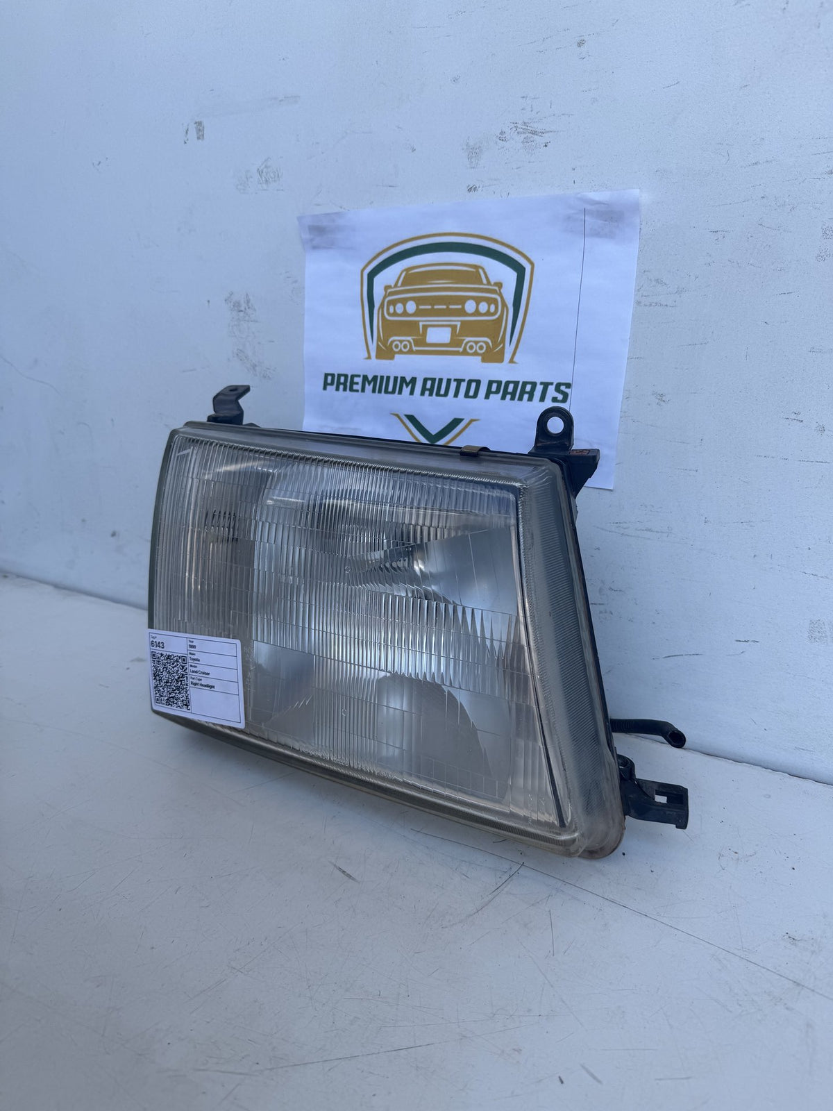 1999 Toyota Land Cruiser Station Wagon Right Headlight KOITO 60-91