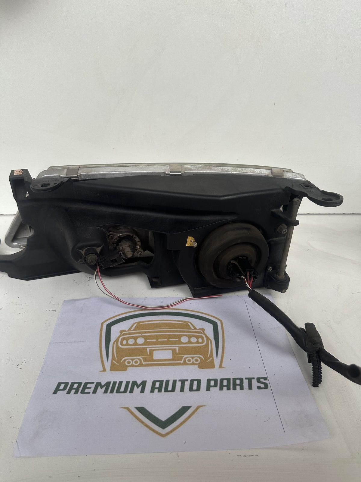 2000-2006 Toyota Avalon X10 Sedan Right Headlight 81150-YF010