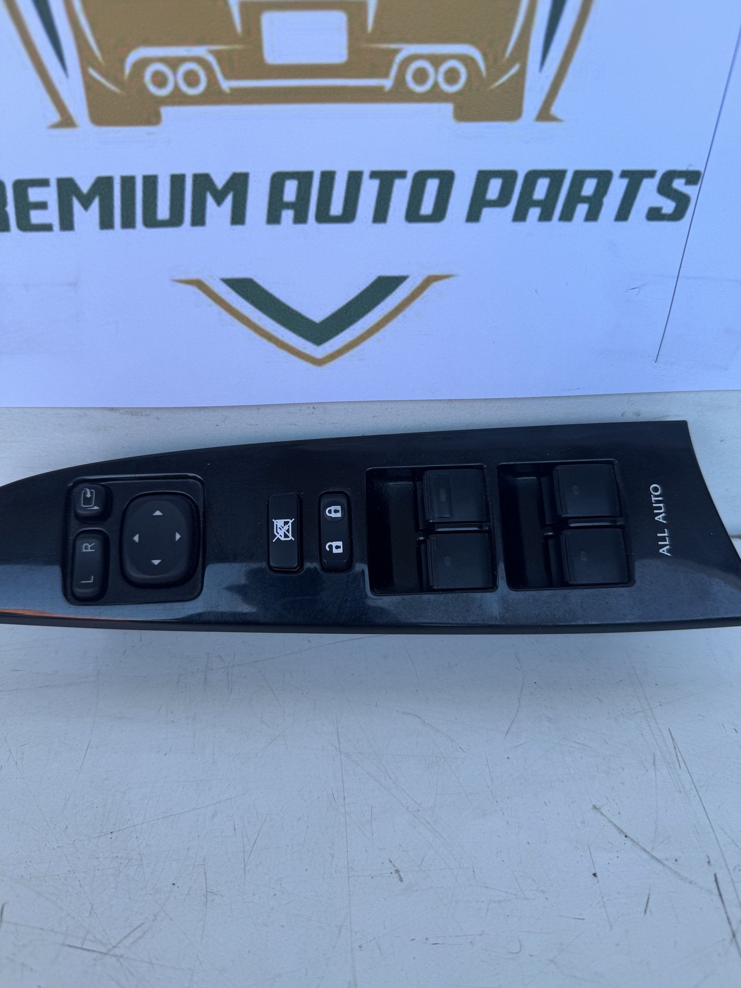 2010  E20 Master Power Window Switch