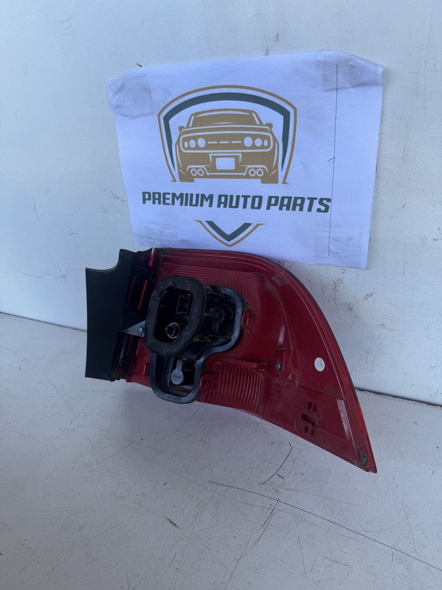 2016 Volkswagen Touareg Station Wagon Left Taillight