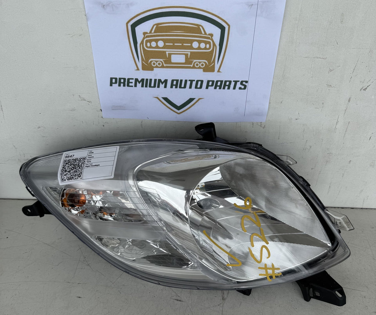 2006 Toyota Yaris Right Headlight 09252510