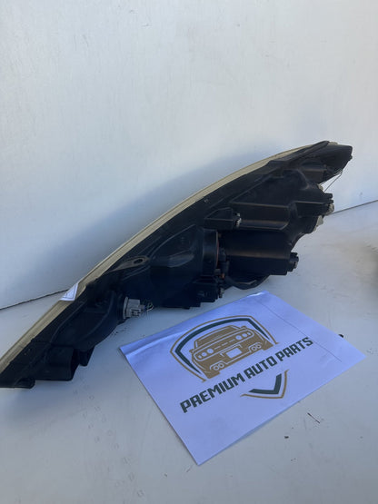 2005 Toyota Tarago R30 Station Wagon Right Headlight KOITO 28-163