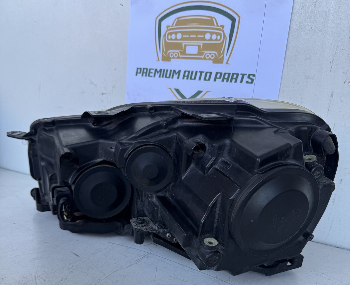 2010 Volkswagen Golf MK6- 5K Station Wagon Right Headlight