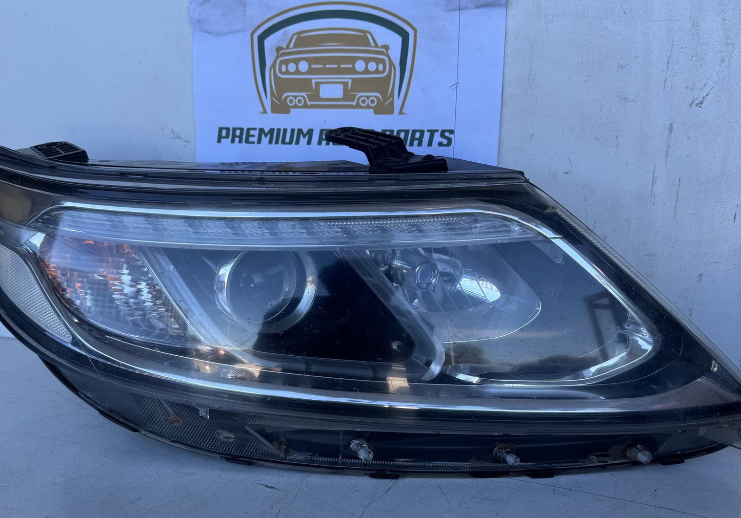 2014 Kia Sorento XM Station Wagon Right Headlight