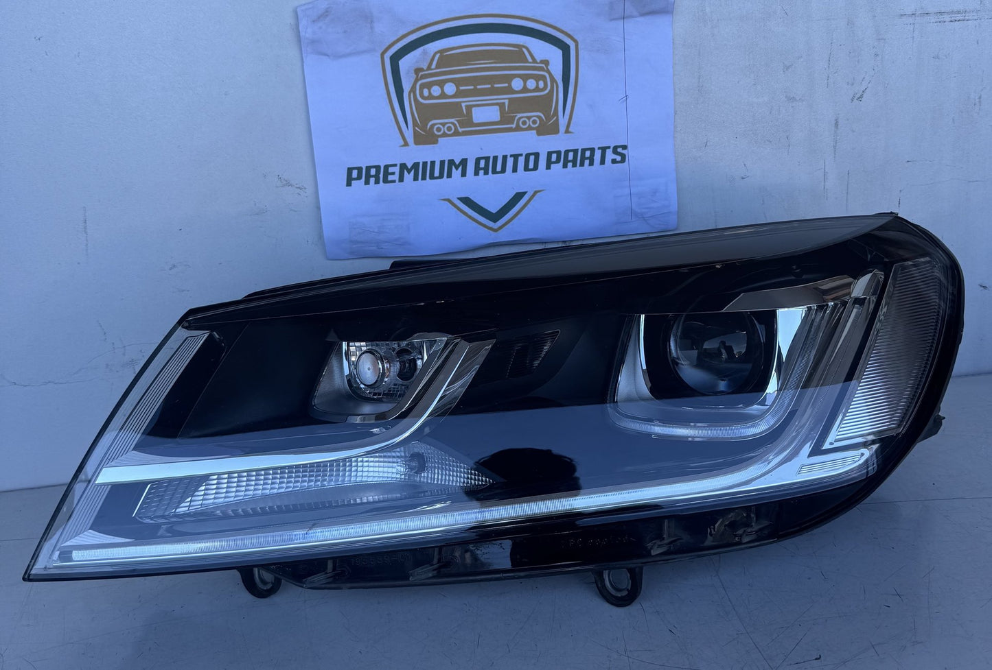 2016 Volkswagen Touareg Station Wagon Left Headlight