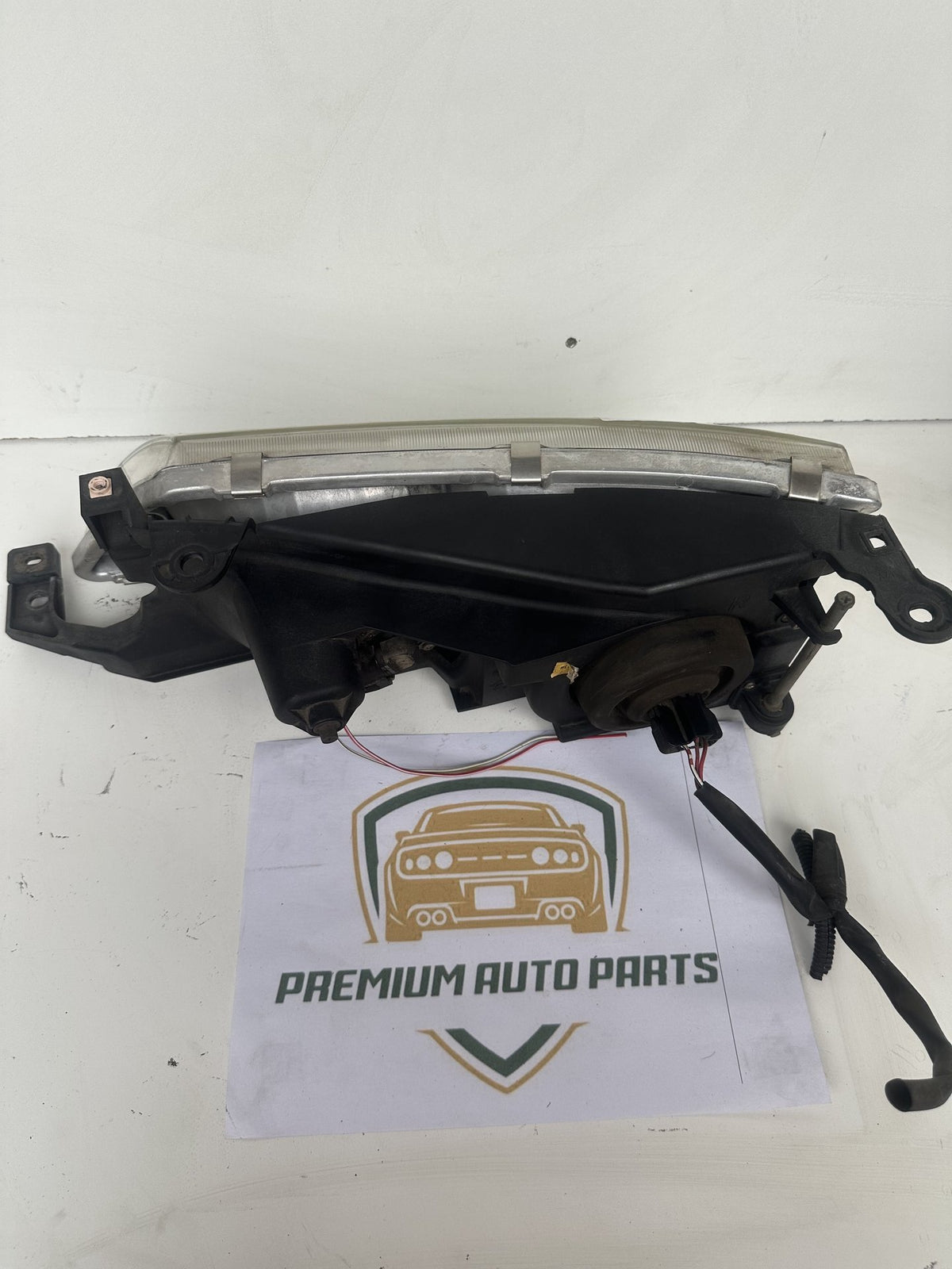 2000-2006 Toyota Avalon X10 Sedan Right Headlight 81150-YF010